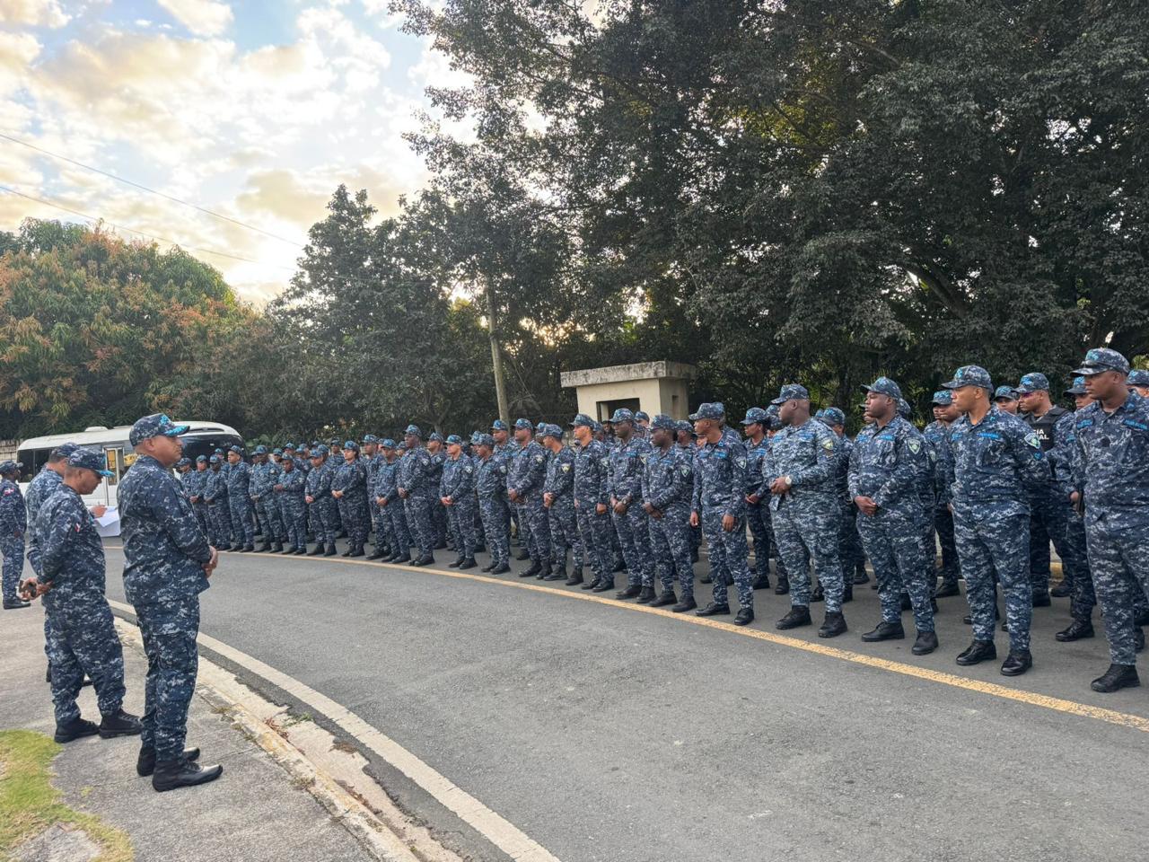 Operativo de supervisión refuerza control y humanización en centro penitenciario La Victoria Nota periodística Con un mensaje claro de orden, seguridad y respeto a la dignidad humana, autoridades policiales realizaron una jornada de supervisión integral en el Centro de Corrección y Rehabilitación La Victoria, donde evaluaron los mecanismos de control interno y las condiciones de los privados de libertad, en el marco del nuevo modelo penitenciario. El coronel Wilking Reynoso Valdez, comandante del Departamento de la Penitenciaría de La Victoria, sostuvo a su llegada una reunión estratégica con el personal de seguridad policial y representantes de las distintas instituciones que operan en el centro. Durante el encuentro, realizado por instrucciones del director general de la uniformada, mayor general Andres Modesto Cruz Cruz, se enfatizó la correcta aplicación de la autoridad, dejando establecido que el rol fundamental del personal es custodiar y, al mismo tiempo, proteger los derechos fundamentales de cada interno, sin incurrir en atropellos. Posteriormente, se efectuó un recorrido de inspección por todas las áreas del recinto con el objetivo de identificar zonas de riesgo y vulnerabilidades. Las autoridades aseguraron que las debilidades detectadas serán corregidas de manera inmediata para fortalecer la seguridad y mejorar las condiciones de reclusión. Como parte del operativo, se realizó un levantamiento exhaustivo de la población penitenciaria. Con listado en mano, se verificó uno por uno a los reclusos, validando el conteo actualizado. Durante este proceso, los funcionarios conversaron con numerosos internos para conocer de primera mano sus precariedades y necesidades. En ese contexto, se impulsó una línea de trabajo orientada a la humanización del sistema, motivando a los privados de libertad a integrarse a los cursos técnicos y profesionales impartidos en escuelas básicas, vocacionales y en el Instituto Nacional de Formacion Tecnico Profesional (Infotep). Reynoso Valdez subrayó que la formación es clave para la rehabilitación y la futura reinserción social de quienes cumplen condena. En materia alimentaria, se instruyó al área de cocina a garantizar alimentos de calidad y optimizar los tiempos de servicio, recordando que la buena alimentación es un derecho que incide directamente en la salud de los internos. Durante la inspección también se detectaron fallas en el suministro de agua potable. Tras las indagatorias, se determinó que la avería se originó en la localidad de Mata Mamon. De inmediato se estableció contacto con la Corporacion del Acueducto y Alcantarillado de Santo Domingo (CAASD), que procedió a corregir la problemática y restablecer el servicio. En el área de salud, las autoridades dialogaron con el personal médico y dejaron claramente estipulado que todo interno debe recibir un trato digno, afable y profesional. La jornada concluyó con el compromiso de mantener una supervisión permanente que combine firmeza en el control con respeto irrestricto a los derechos humanos, pilares esenciales del nuevo modelo penitenciario.
