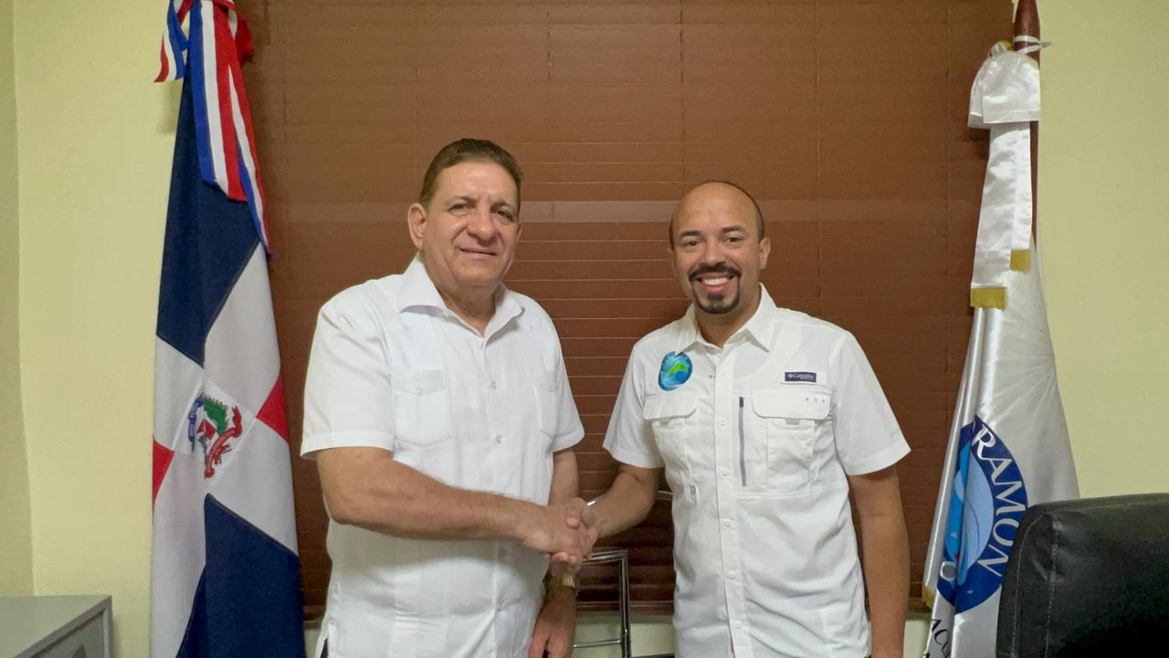 Alcalde de Bonao realiza visita de cortesía al director de CORAMON para fortalecer trabajo conjunto