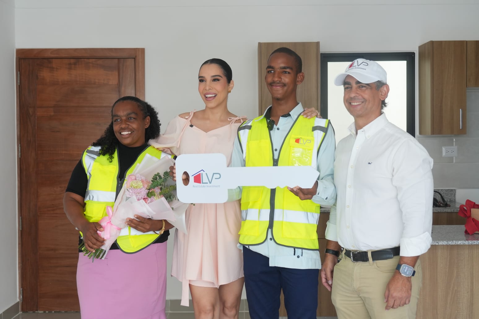 Alofoke Media Group y constructora LVP entregan apartamento a “El Elegido”