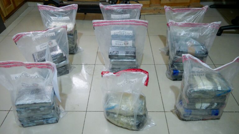 Autoridades intervienen una embarcación con 42 paquetes presumiblemente cocaína