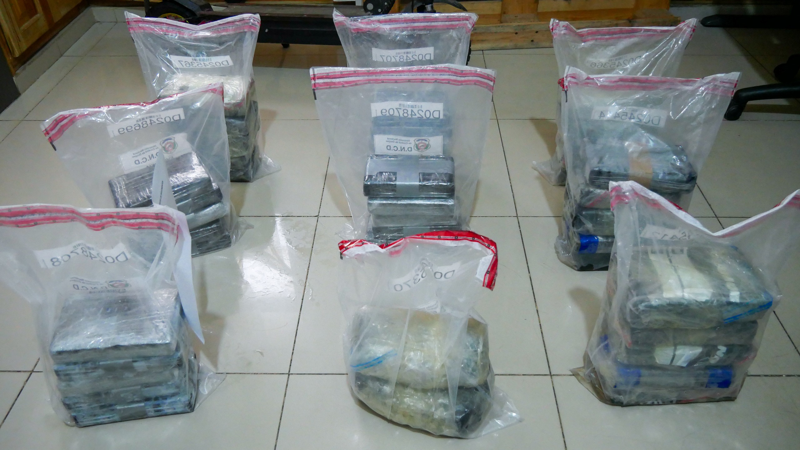 Autoridades intervienen una embarcación con 42 paquetes presumiblemente cocaína