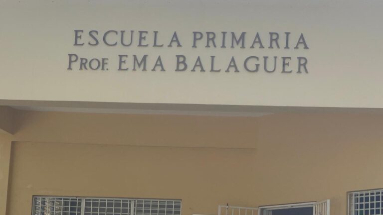 Estudiante de 15 años es atacada con piedra y arma blanca frente a escuela en Santiago; familia denuncia bullying