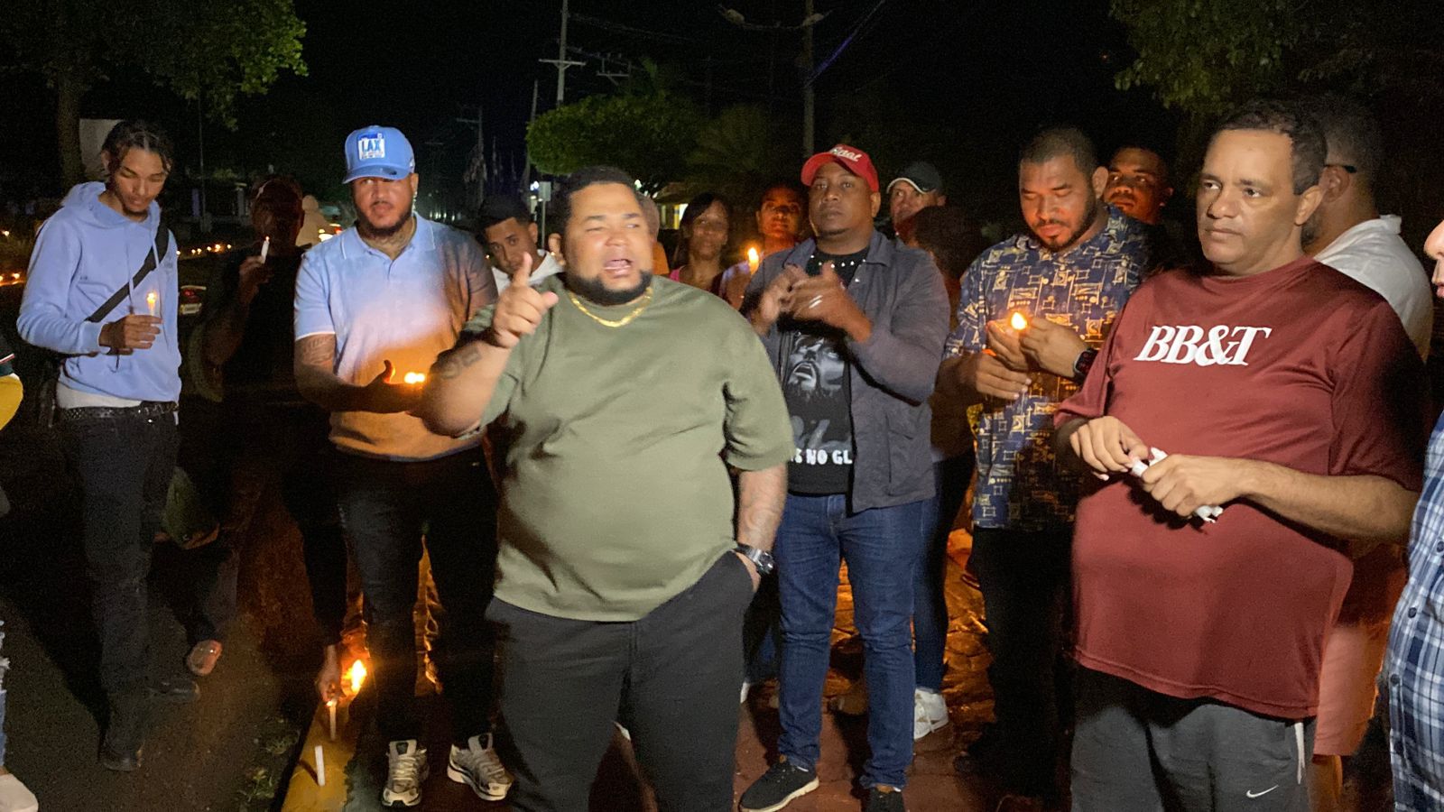 Residentes de Bayaguana realizan encendido de velas en reclamo de mayor seguridad