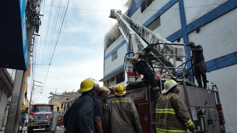 Bomberos han sofocado un 50 % de las llamas en almacén de Tiendas Garrido