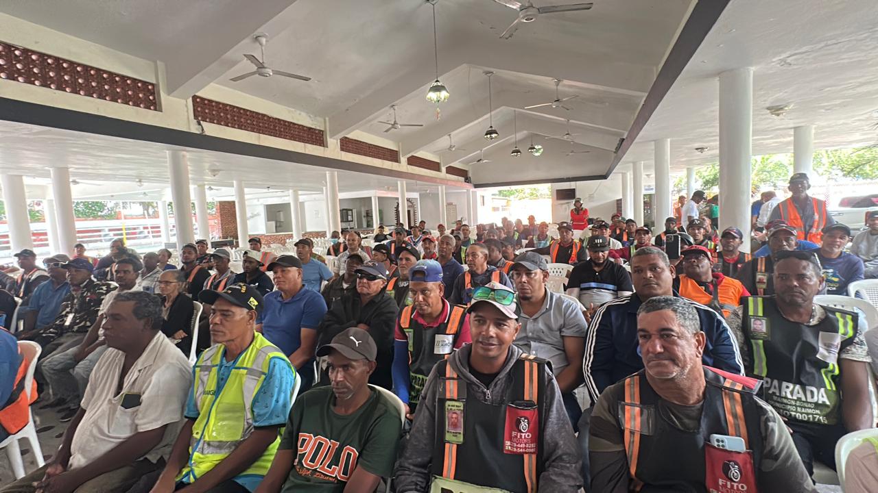 Gobernación de Bonao y el Gobierno Central entregan bonos a motor taxistas del municipio