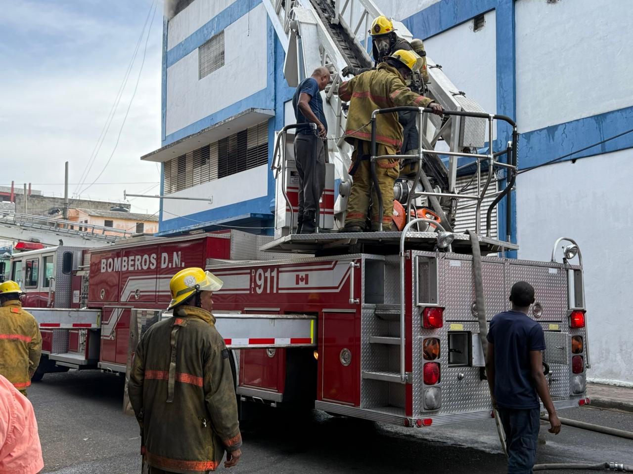 100 bomberos trabajan para sofocar incendio en almacén de Tiendas Garrido