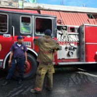 Bombero resulta lesionado durante labores para sofocar incendio en almacén de Tiendas Garrido