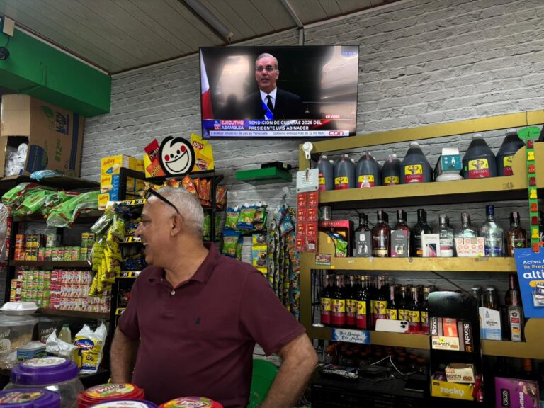 Entre esperanza y desencanto: colmados del DN atentos al discurso de Luis Abinader