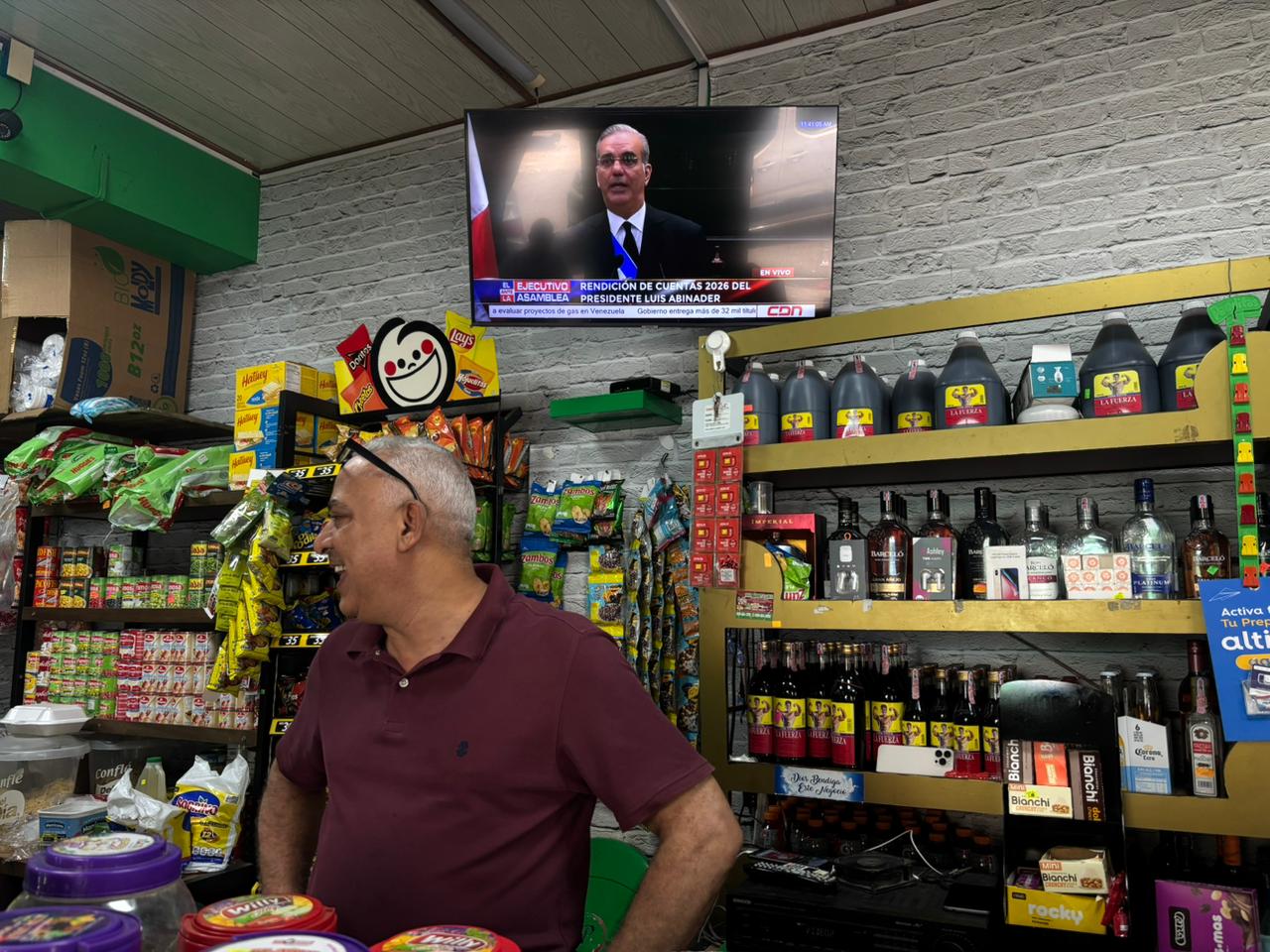 Entre esperanza y desencanto: colmados del DN atentos al discurso de Luis Abinader