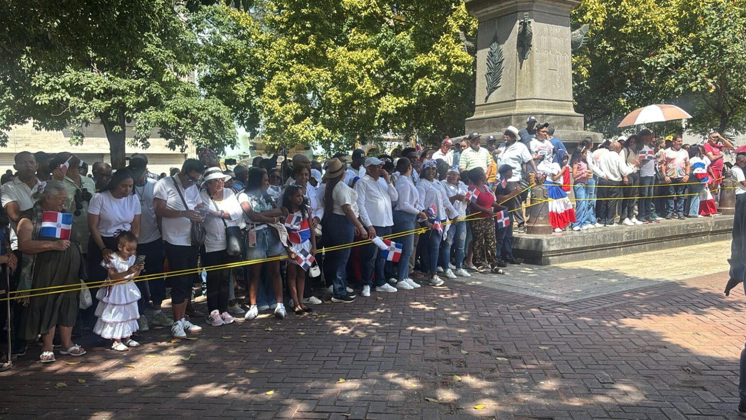 “Presidente querido, el pueblo está contigo”: decenas esperan a Abinader frente a la Catedral Primada