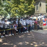 “Presidente querido, el pueblo está contigo”: decenas esperan a Abinader frente a la Catedral Primada