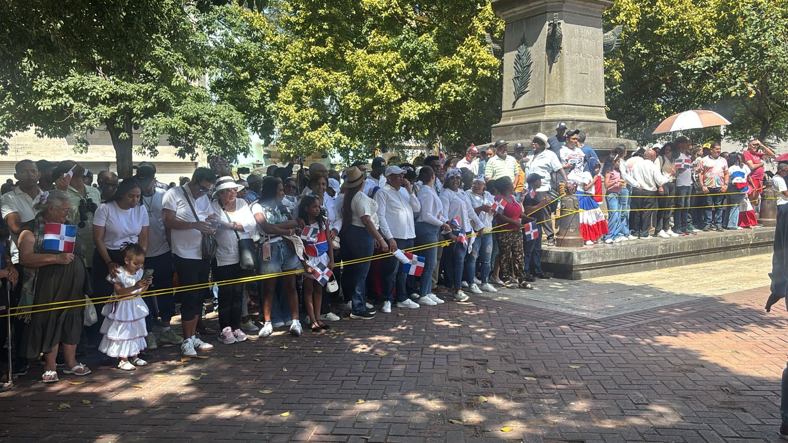 “Presidente querido, el pueblo está contigo”: decenas esperan a Abinader frente a la Catedral Primada