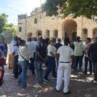 Decenas de personas se congregan a las afueras de la Catedral Primada previo al Tedeum por el 27 de Febrero