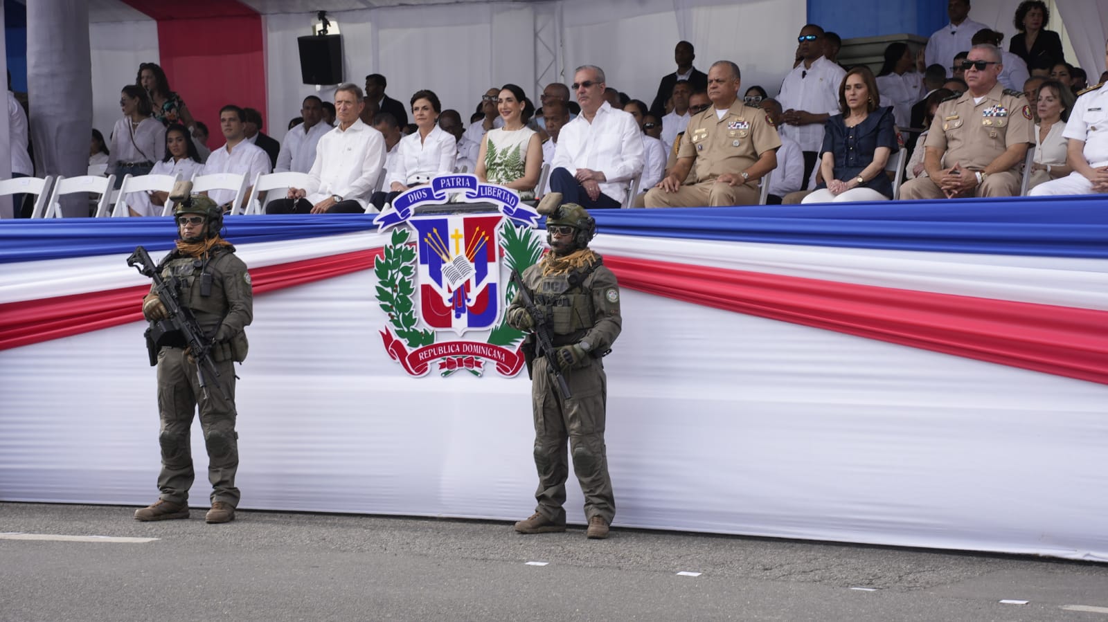 Abinader recibe honores militares en desfile por el 182 aniversario de la Independencia Nacional