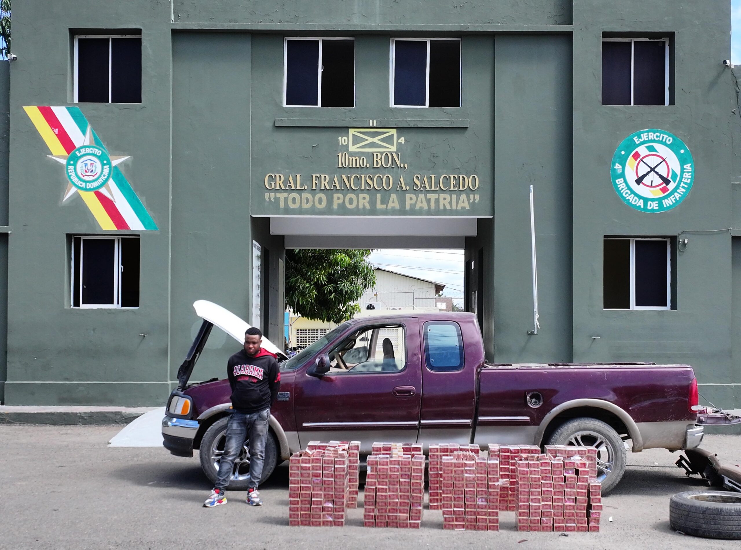 Ocupan 94 mil cigarrillos ocultos en una camioneta interceptada por el Ejército en Dajabón