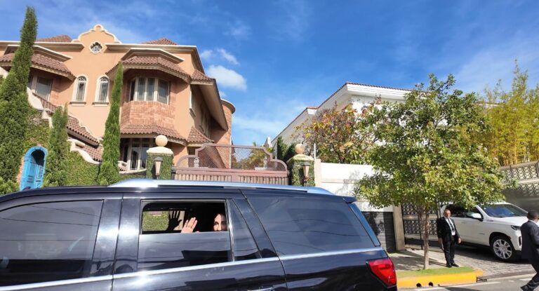 Presidente sale de su residencia rumbo al Congreso Nacional en este 27 de febrero