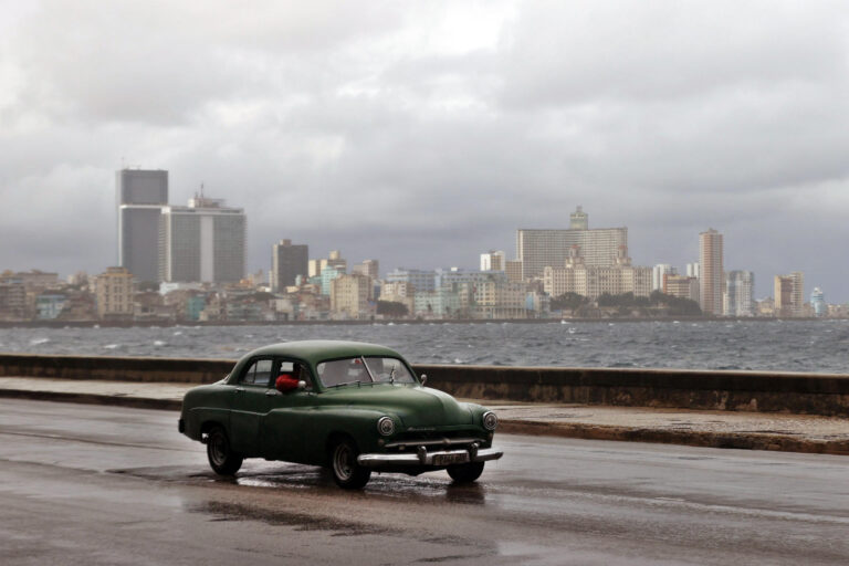 Cuba confirma sus primeras medidas anticrisis: racionamiento de combustible y teletrabajo