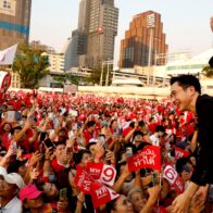 La reforma de la ley de lesa majestad queda fuera del debate electoral en Tailandia
