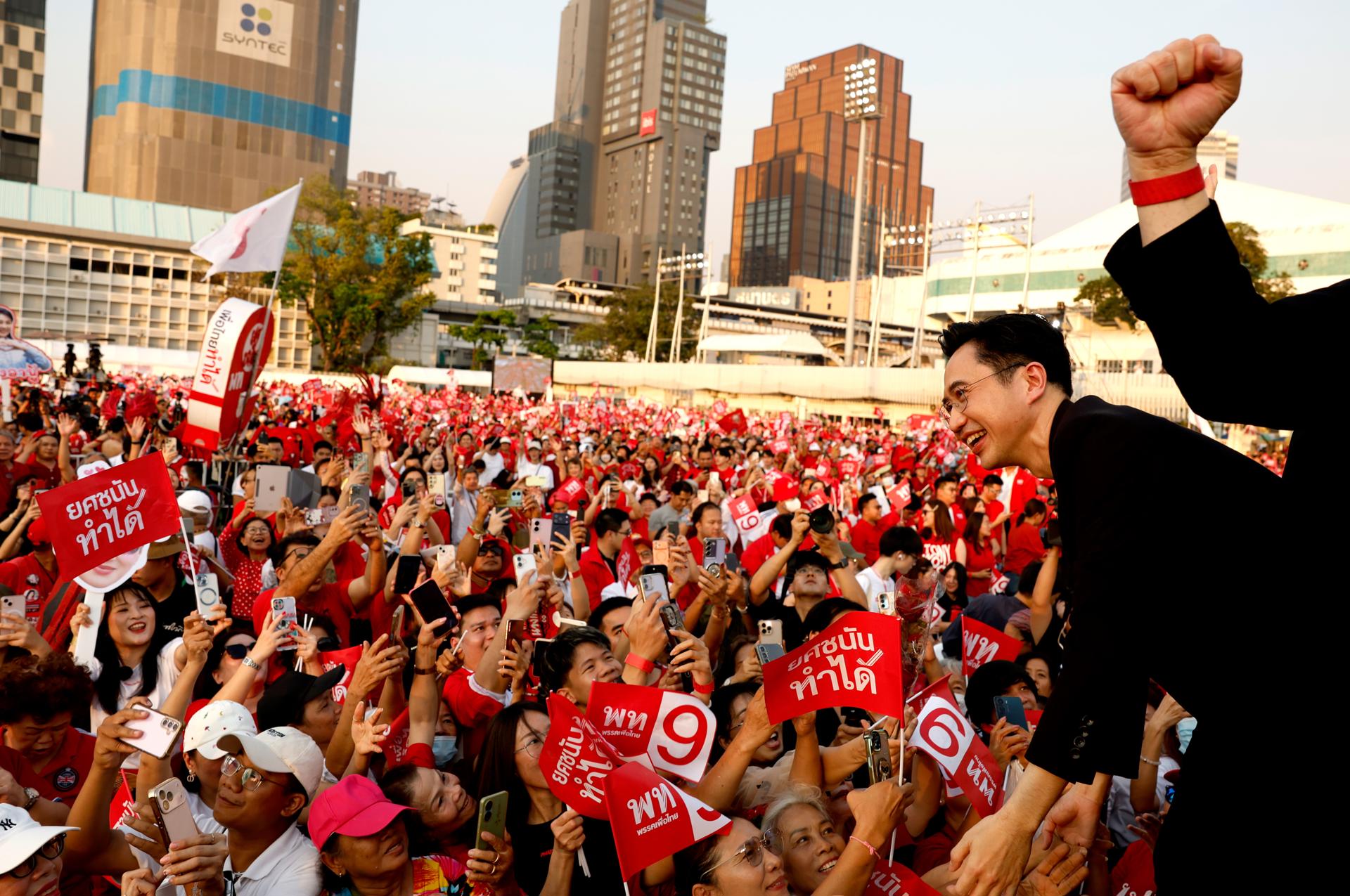 La reforma de la ley de lesa majestad queda fuera del debate electoral en Tailandia