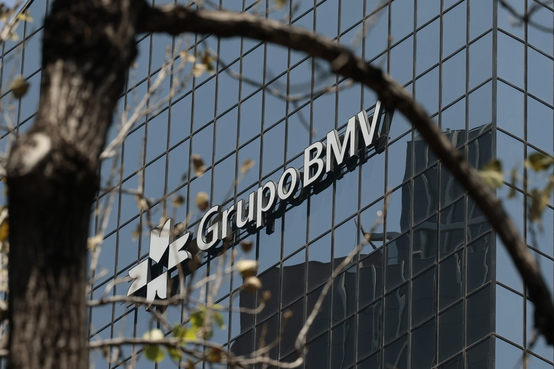 La Bolsa mexicana gana 0,35 %, anota su tercer avance al hilo y alcanza los 71.390 puntos
