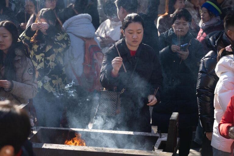 China y su diáspora celebran el Año Nuevo lunar: desplazamientos, banquetes y luces