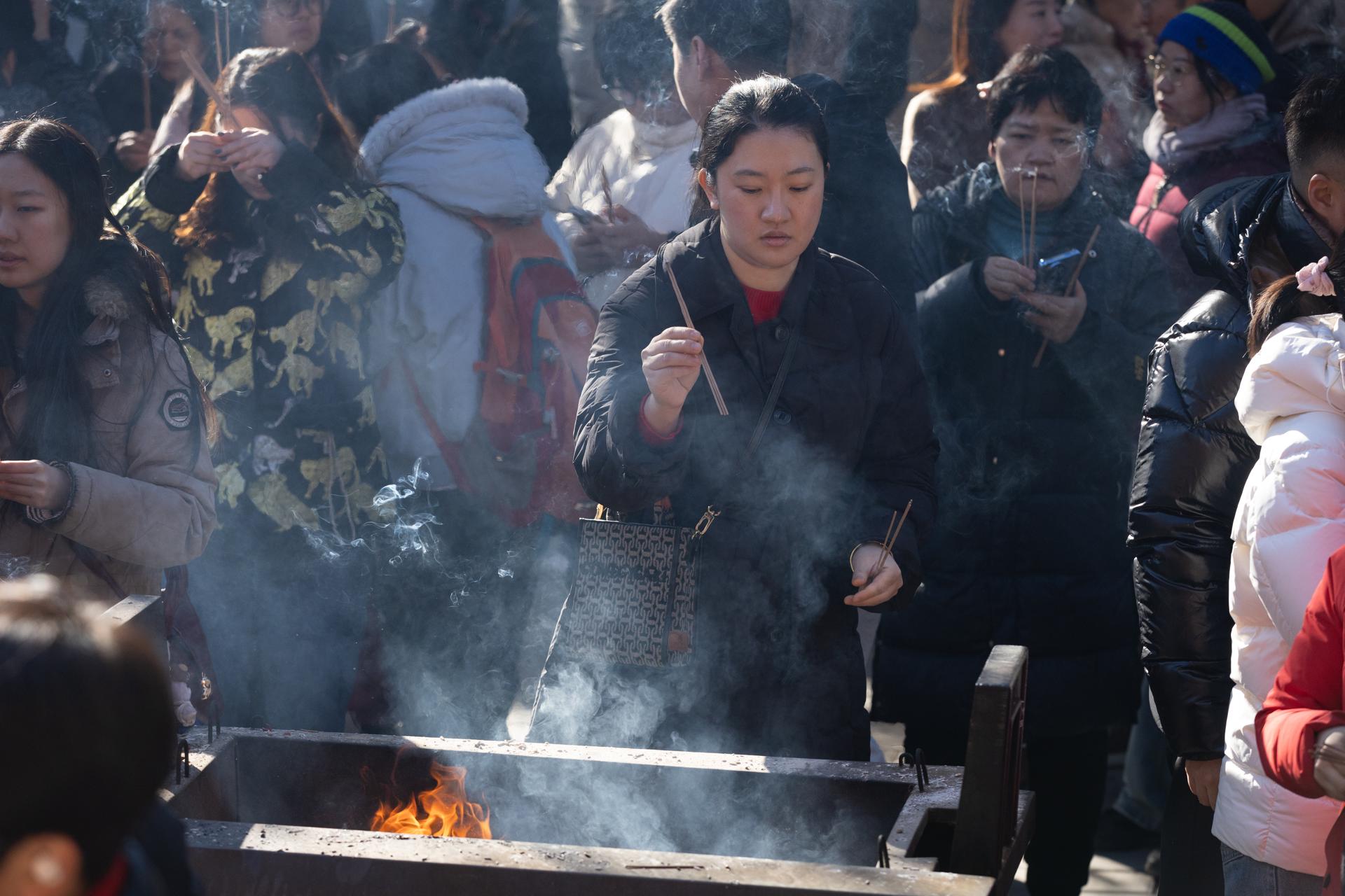 China y su diáspora celebran el Año Nuevo lunar: desplazamientos, banquetes y luces