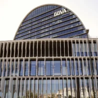 El BBVA gana un 4,5 % más en 2025 y su beneficio supera por primera vez los 10.500 millones