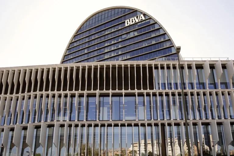 El BBVA gana un 4,5 % más en 2025 y su beneficio supera por primera vez los 10.500 millones