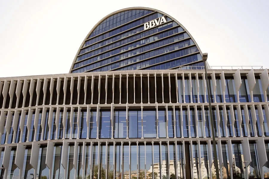 El BBVA gana un 4,5 % más en 2025 y su beneficio supera por primera vez los 10.500 millones