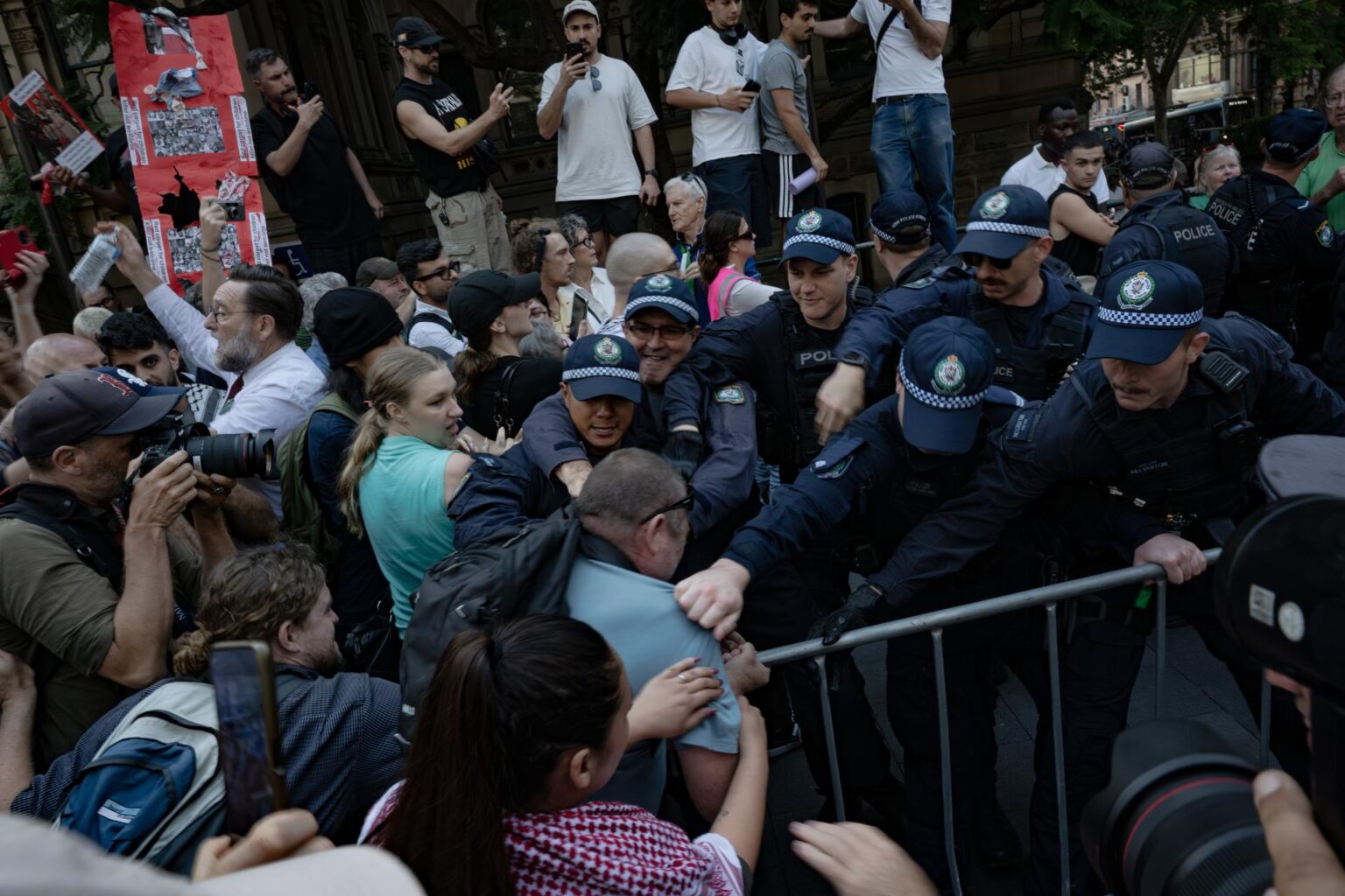 La Policía detiene a 27 personas tras tensión en protesta por visita de Herzog a Australia