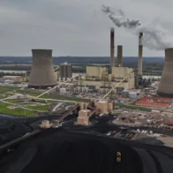 climático como un peligro para la salud, mientras Trump lo califica de 'estafa'