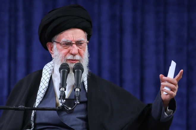 Irán dice que cerró temporalmente el Estrecho de Ormuz mientras mantiene más conversaciones indirectas con Estados Unidos