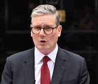 Primer ministro británico Starmer promete luchar por su puesto tras el furor por los vínculos del exembajador con Epstein