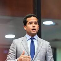 Omar Fernández cuestiona nueva deuda por US$2,750 millones, mientras hay US$3,700 millones de préstamos