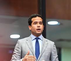 Omar Fernández cuestiona nueva deuda por US$2,750 millones, mientras hay US$3,700 millones de préstamos