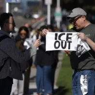 Grupo activista reparte toallas anti-ICE afuera del estadio del Super Bowl