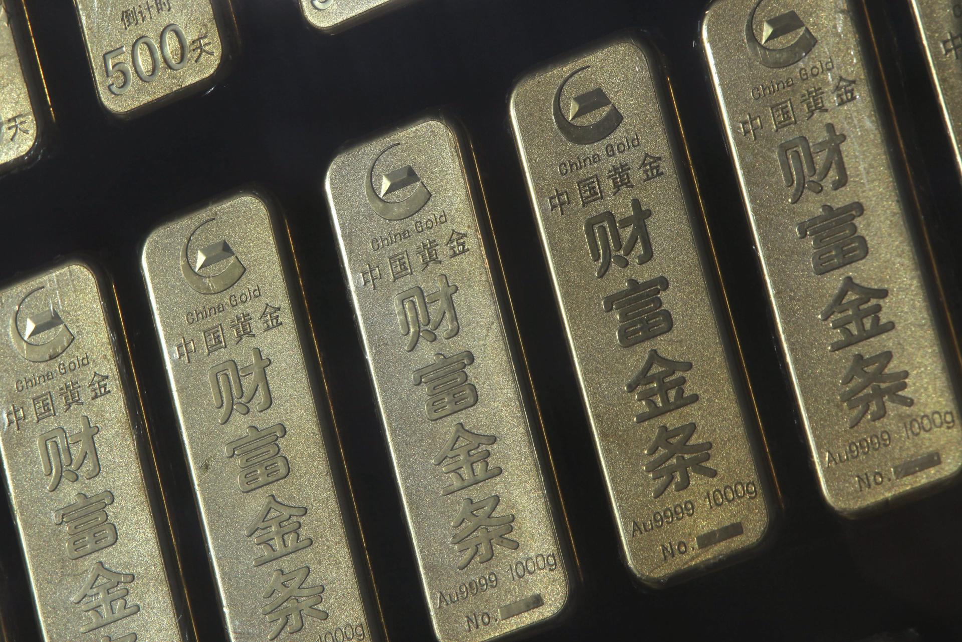 El oro y la plata amortiguan el desplome inicial con caídas del entorno al 3 %