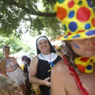Brasil se resiste a despedir el Carnaval con decenas de desfiles por sus calles
