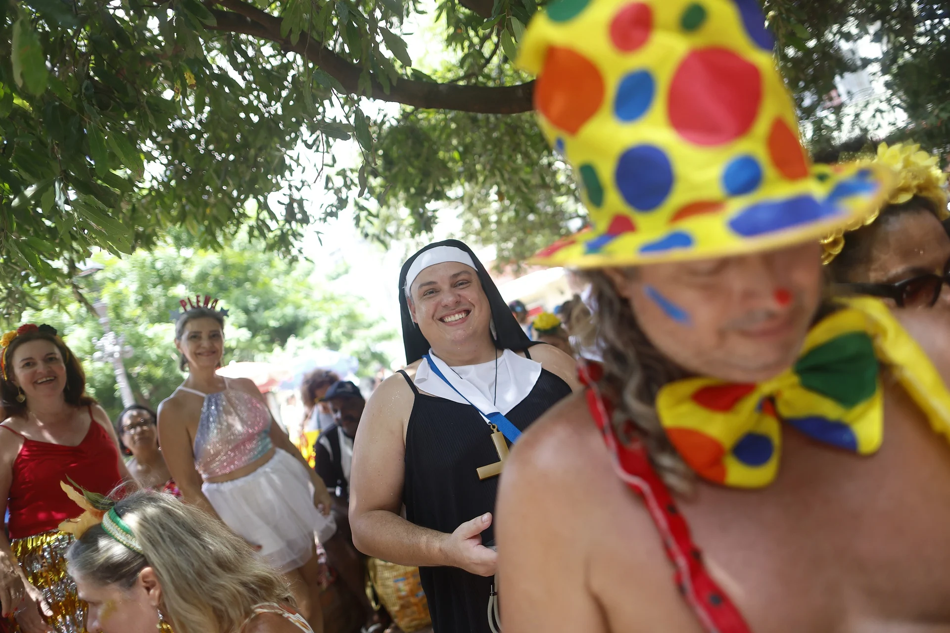 Brasil se resiste a despedir el Carnaval con decenas de desfiles por sus calles
