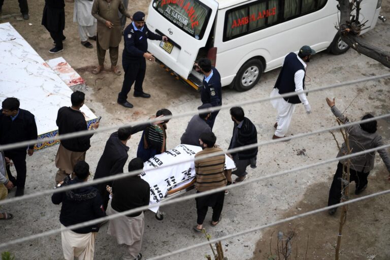 Al menos 31 muertos y 169 heridos en un atentado suicida en una mezquita de Islamabad