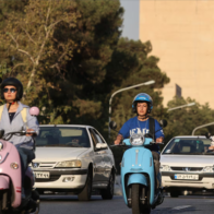 Irán aprueba que las mujeres puedan conducir motocicletas