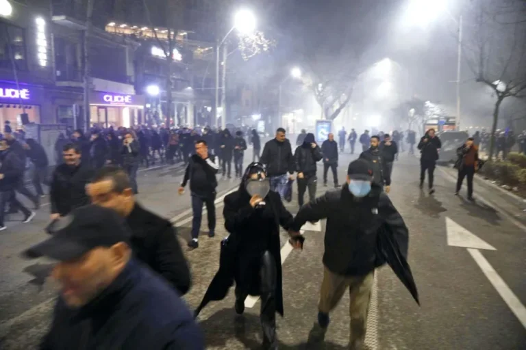 Al menos 18 detenidos en Albania tras los disturbios en la protesta de la oposición