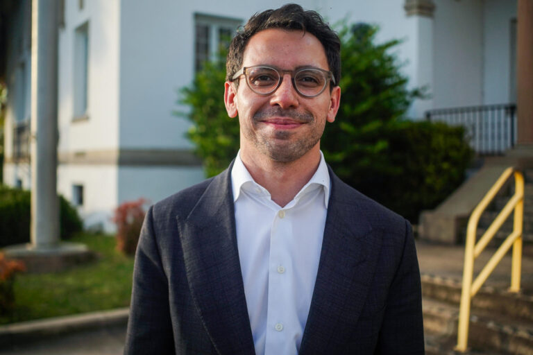 Candidato a gobernador de Florida denuncia que incendiaron su casa en ataque político