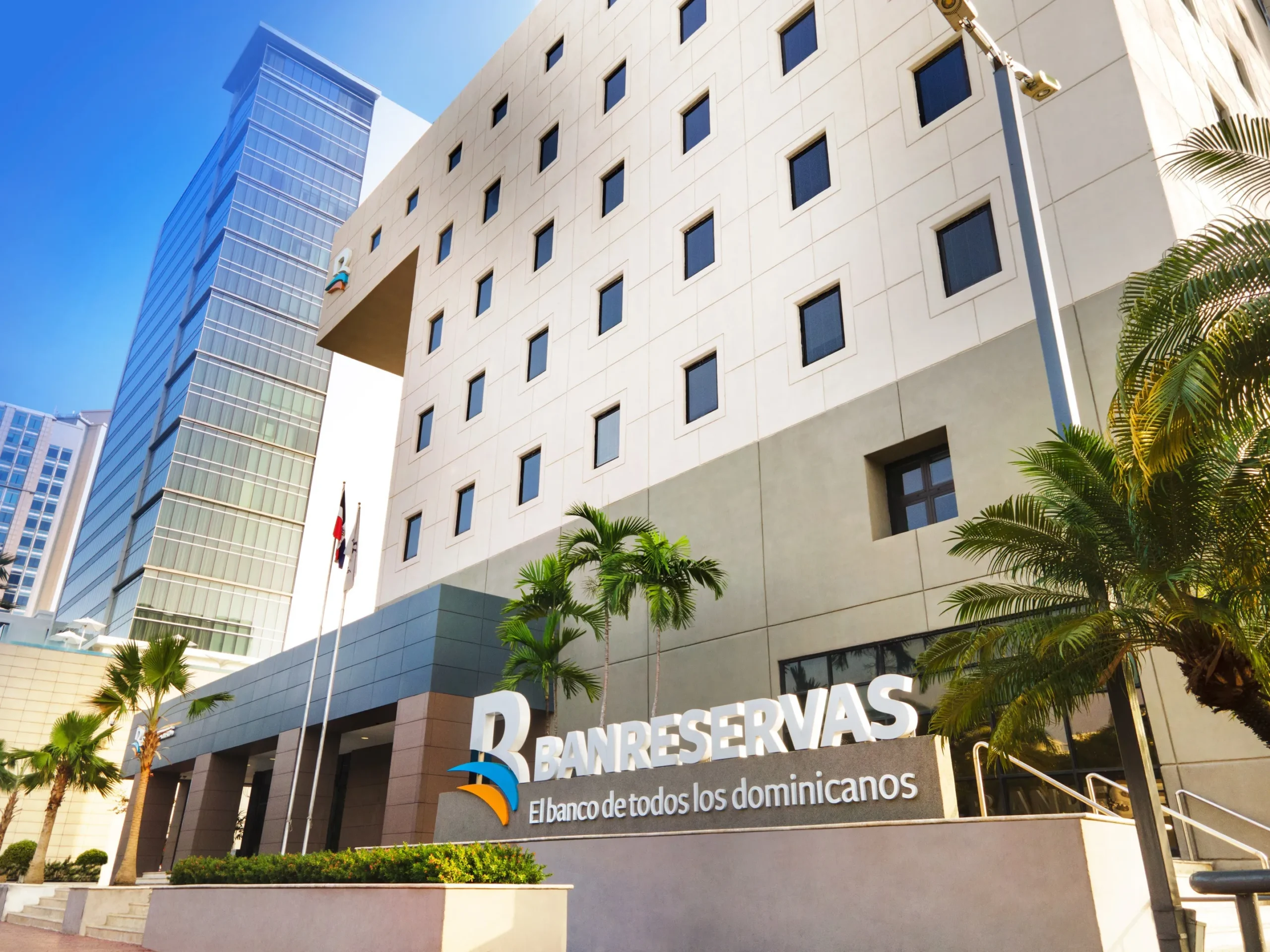 Abinader resalta utilidades históricas y liderazgo en inclusión financiera de Banreservas