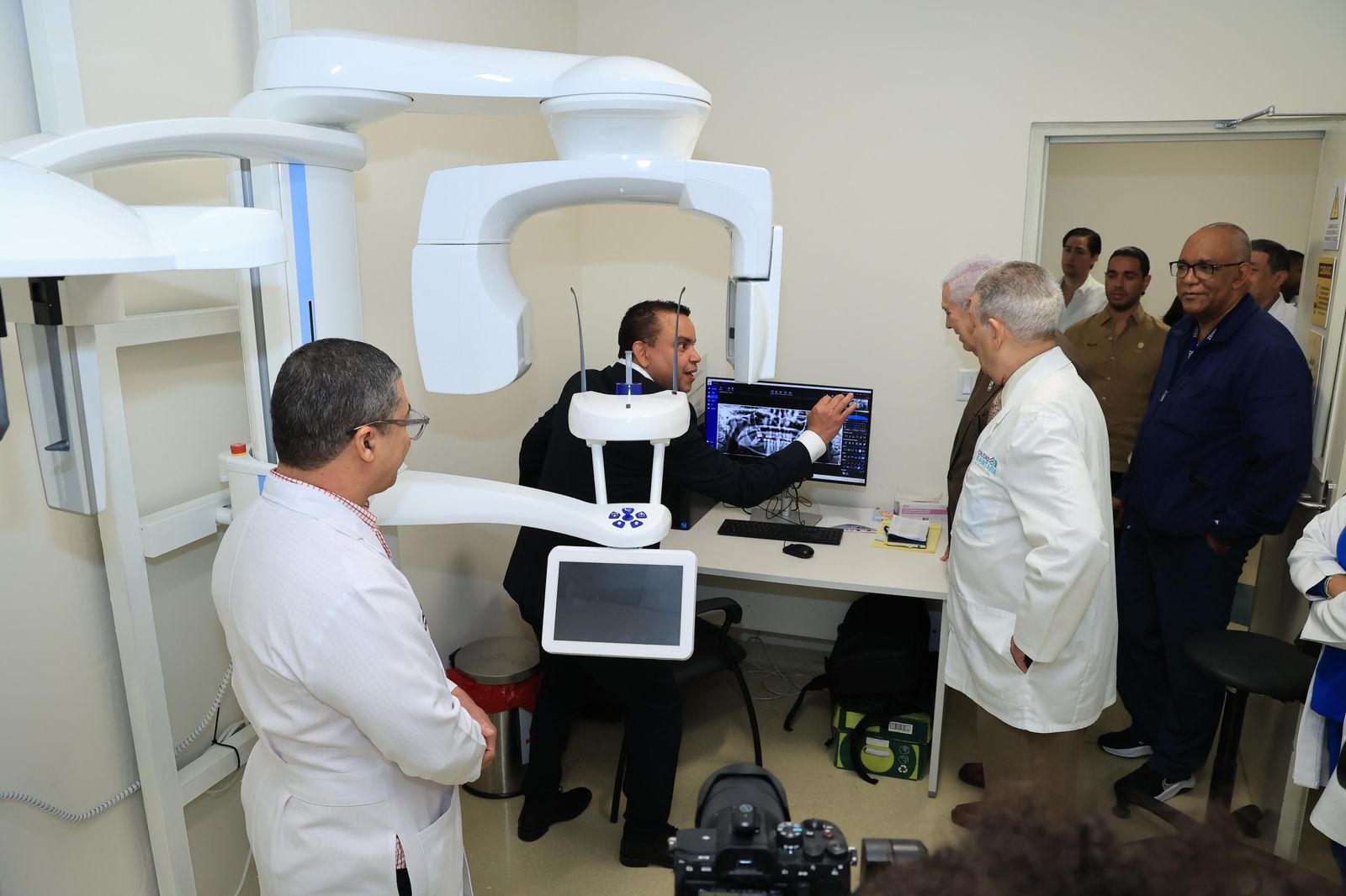 SNS fortalece atención de salud bucal con entrega de tomógrafos dentales y panorámicos en 8 hospitales