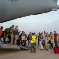 EE.UU. aumenta a 36.000 ciudadanos evacuados de Oriente Medio