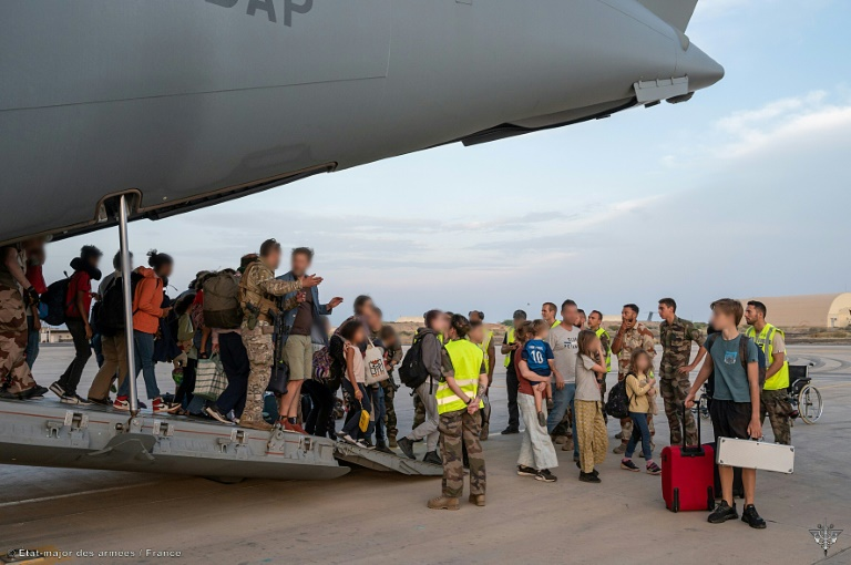 EE.UU. aumenta a 36.000 ciudadanos evacuados de Oriente Medio