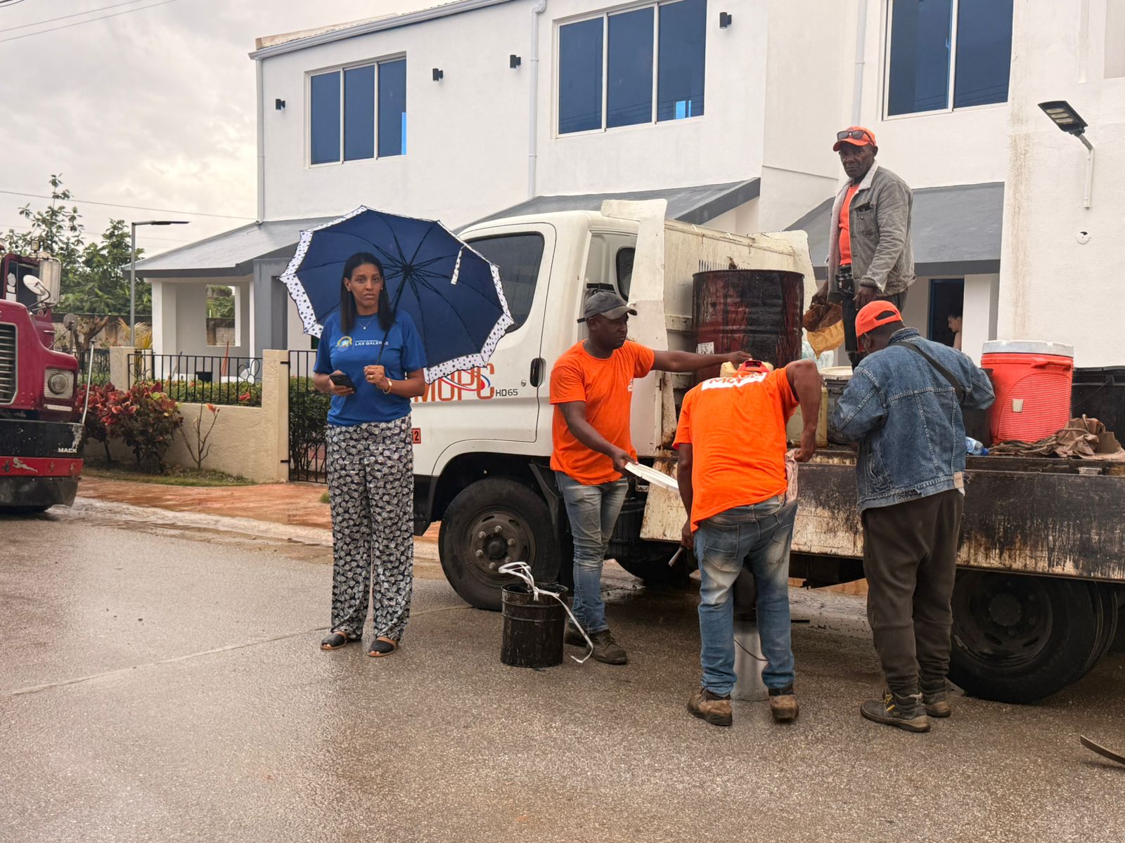 Las Galeras inicia operativo de bacheo previo a Semana Santa 2026