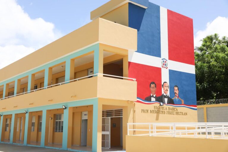 Educación dispone apertura de escuelas desde las 6:30 de la mañana para estudiantes del transporte escolar