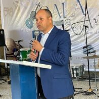 Director Regional 03 participa en gala artística dedicada a Kinito Méndez en Padre Las Casas